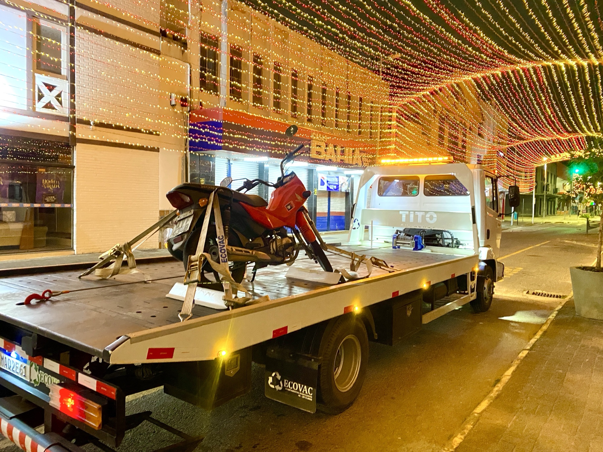Sob as luzes de Natal.. Tito Guinchos com eficiência!